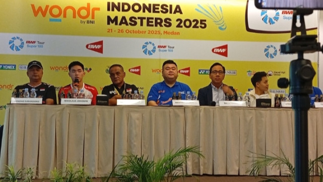 Ketua Panitia Armand Darmadji bersama Area Head BNI Regional Office 01 Bayu Pramana, Sekretaris PBSI Sumut Kusprianto, pelatih dan dua atlet bulutangkis di sesi temu pers. [FTNewa/Kesuma Ramadhan]